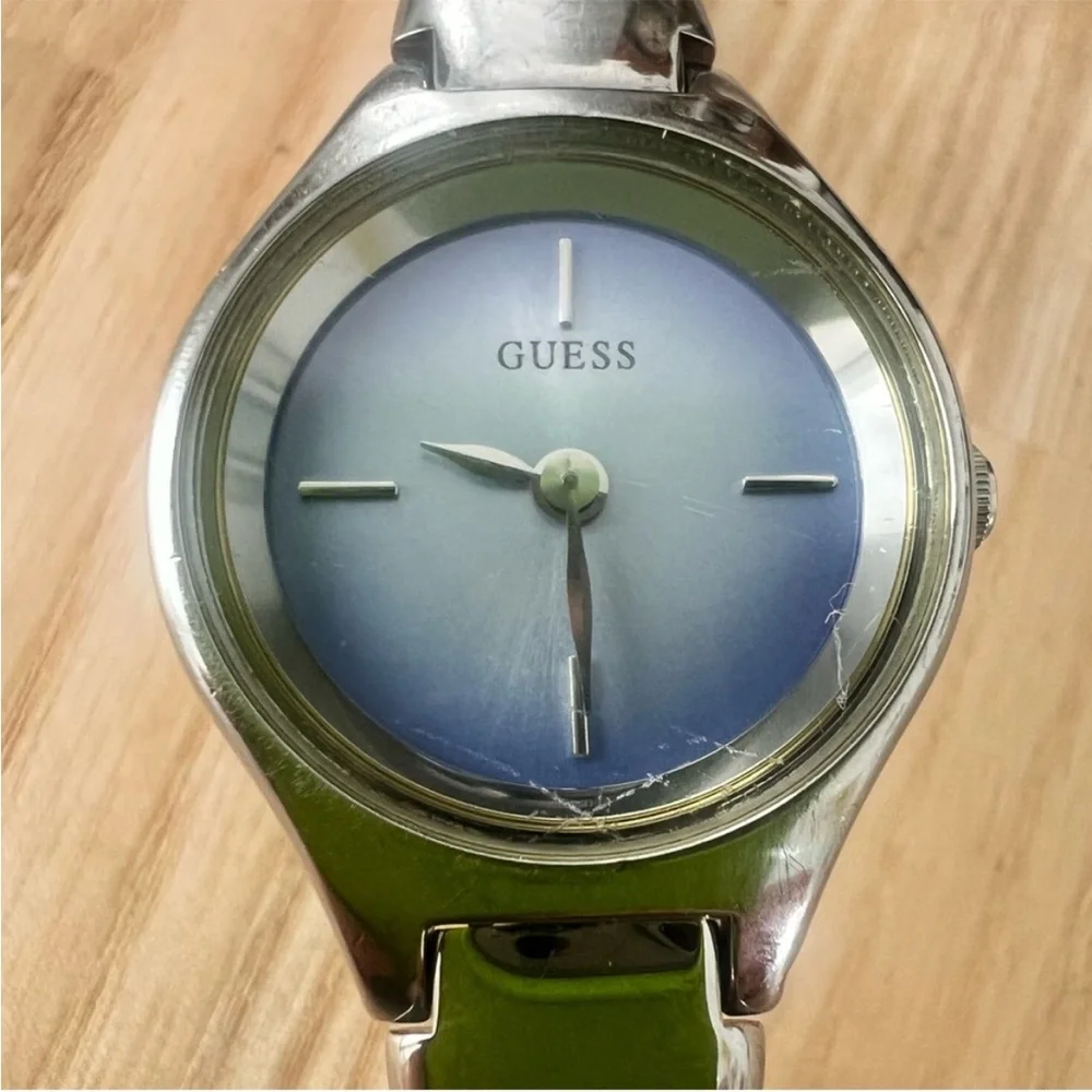 Guess dainty ladies lavender dial silver tone bracelet watch NEW BATTERY